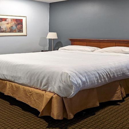First Canada Hotel Cornwall Hwy 401 On Екстер'єр фото