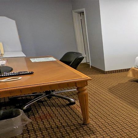 First Canada Hotel Cornwall Hwy 401 On Екстер'єр фото