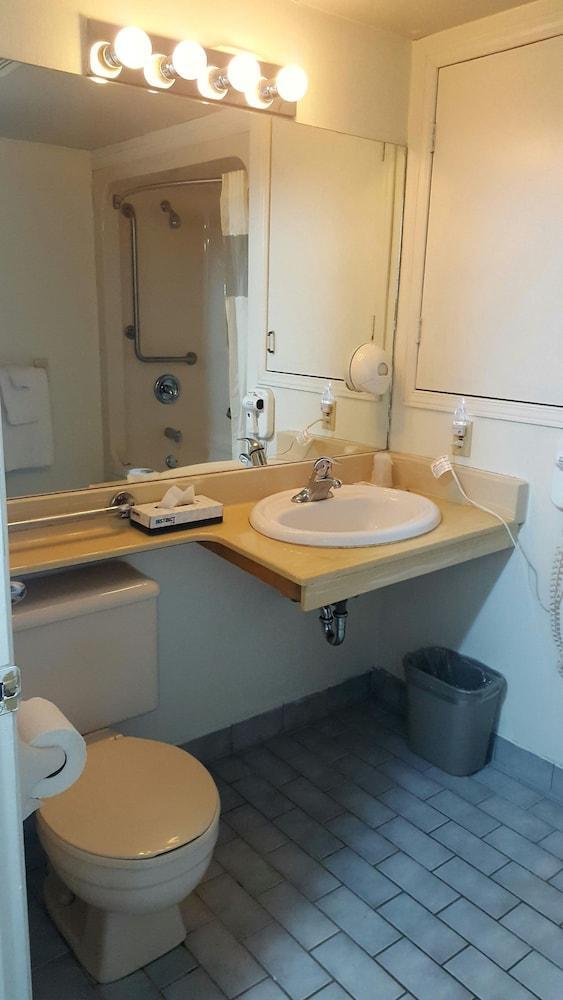First Canada Hotel Cornwall Hwy 401 On Екстер'єр фото