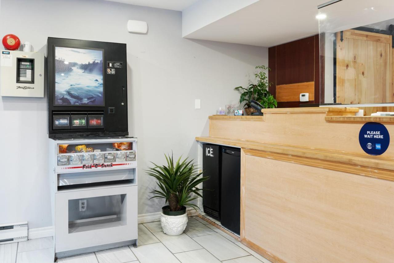 First Canada Hotel Cornwall Hwy 401 On Екстер'єр фото