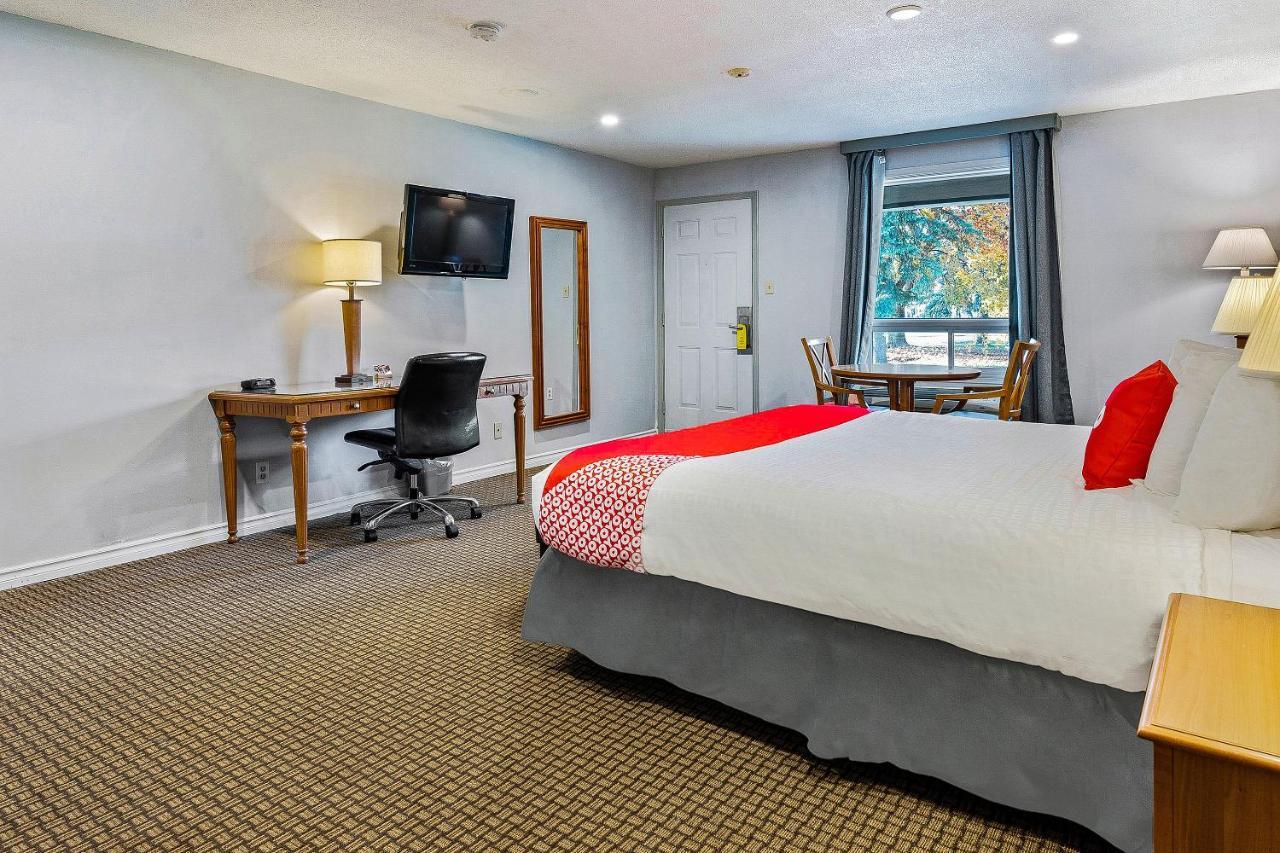 First Canada Hotel Cornwall Hwy 401 On Екстер'єр фото