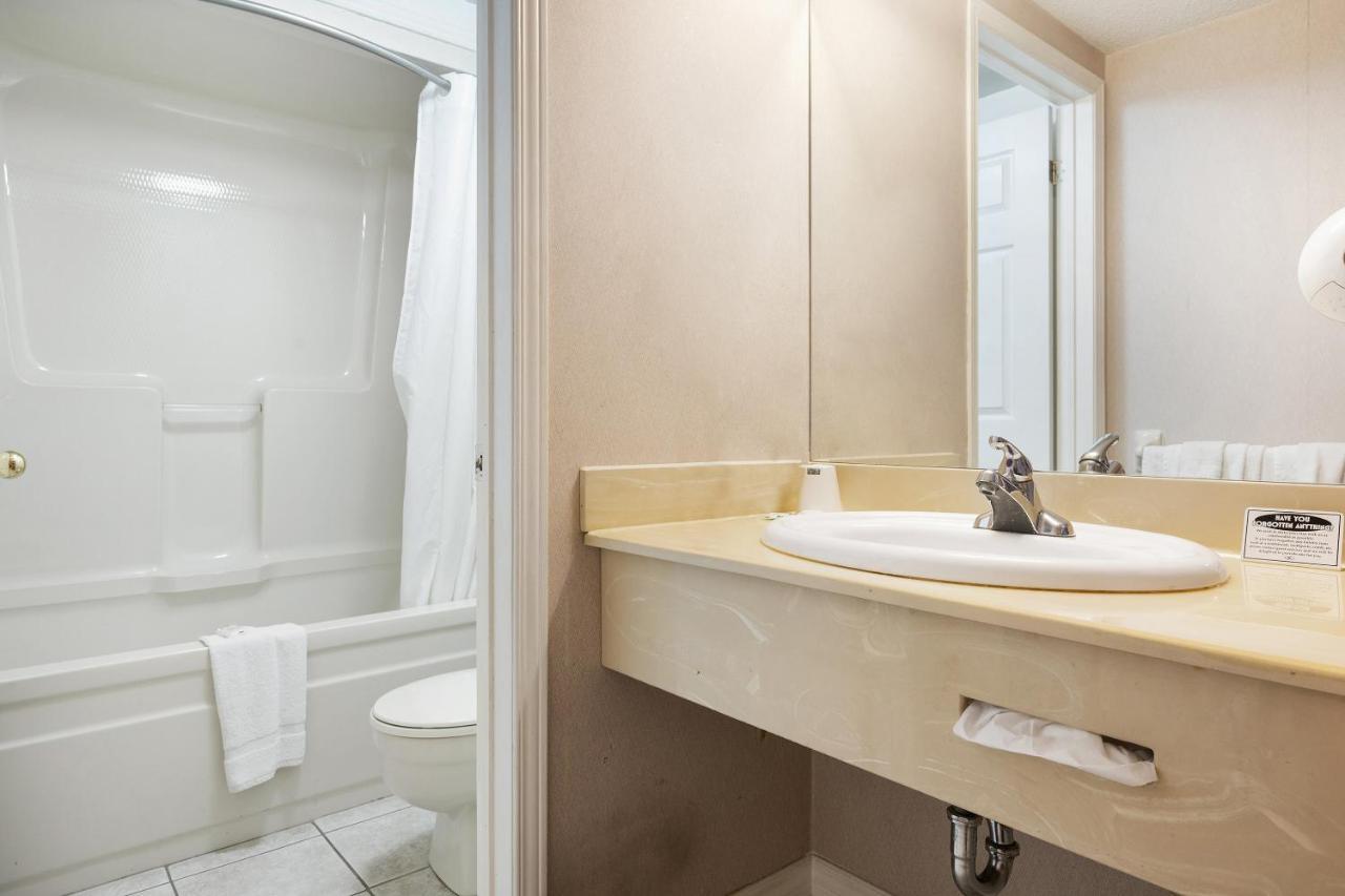 First Canada Hotel Cornwall Hwy 401 On Екстер'єр фото