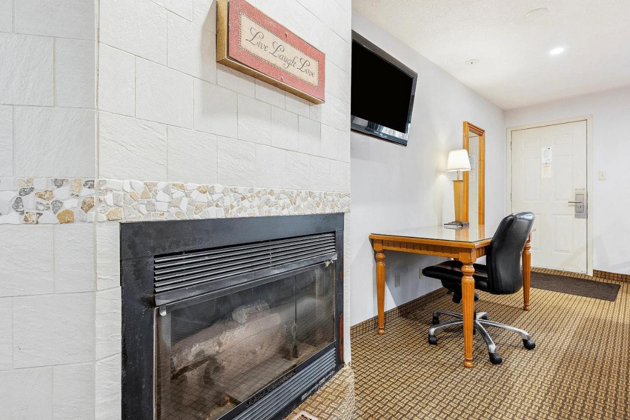 First Canada Hotel Cornwall Hwy 401 On Екстер'єр фото