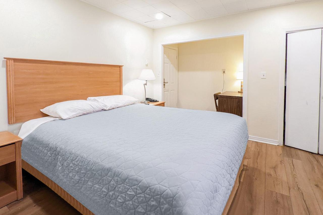 First Canada Hotel Cornwall Hwy 401 On Екстер'єр фото