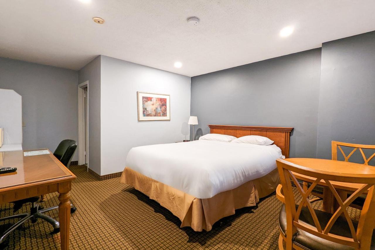 First Canada Hotel Cornwall Hwy 401 On Екстер'єр фото