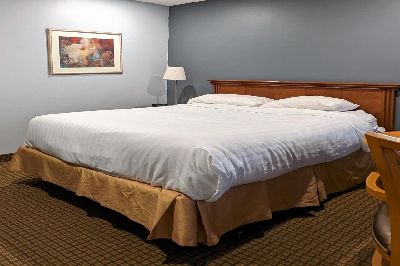 First Canada Hotel Cornwall Hwy 401 On Екстер'єр фото