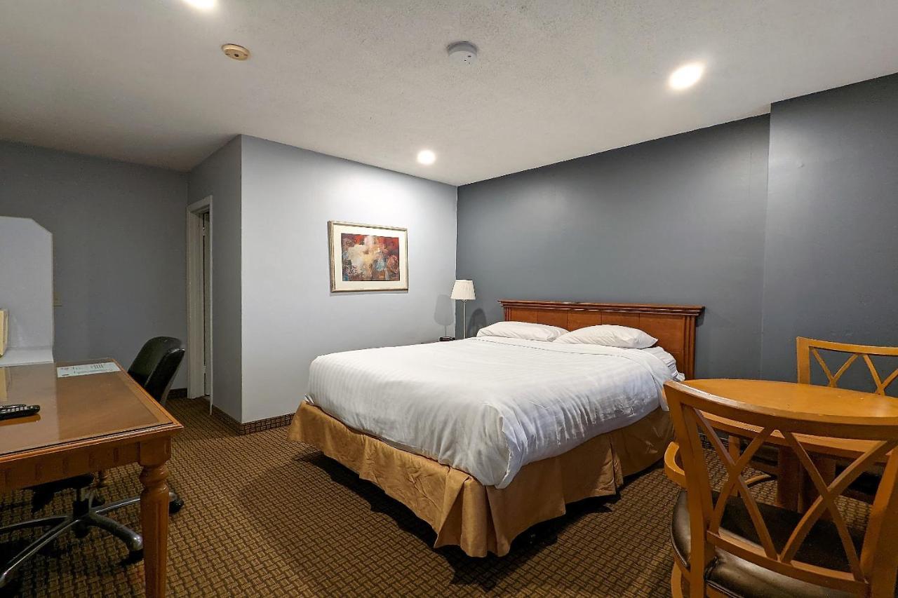 First Canada Hotel Cornwall Hwy 401 On Екстер'єр фото