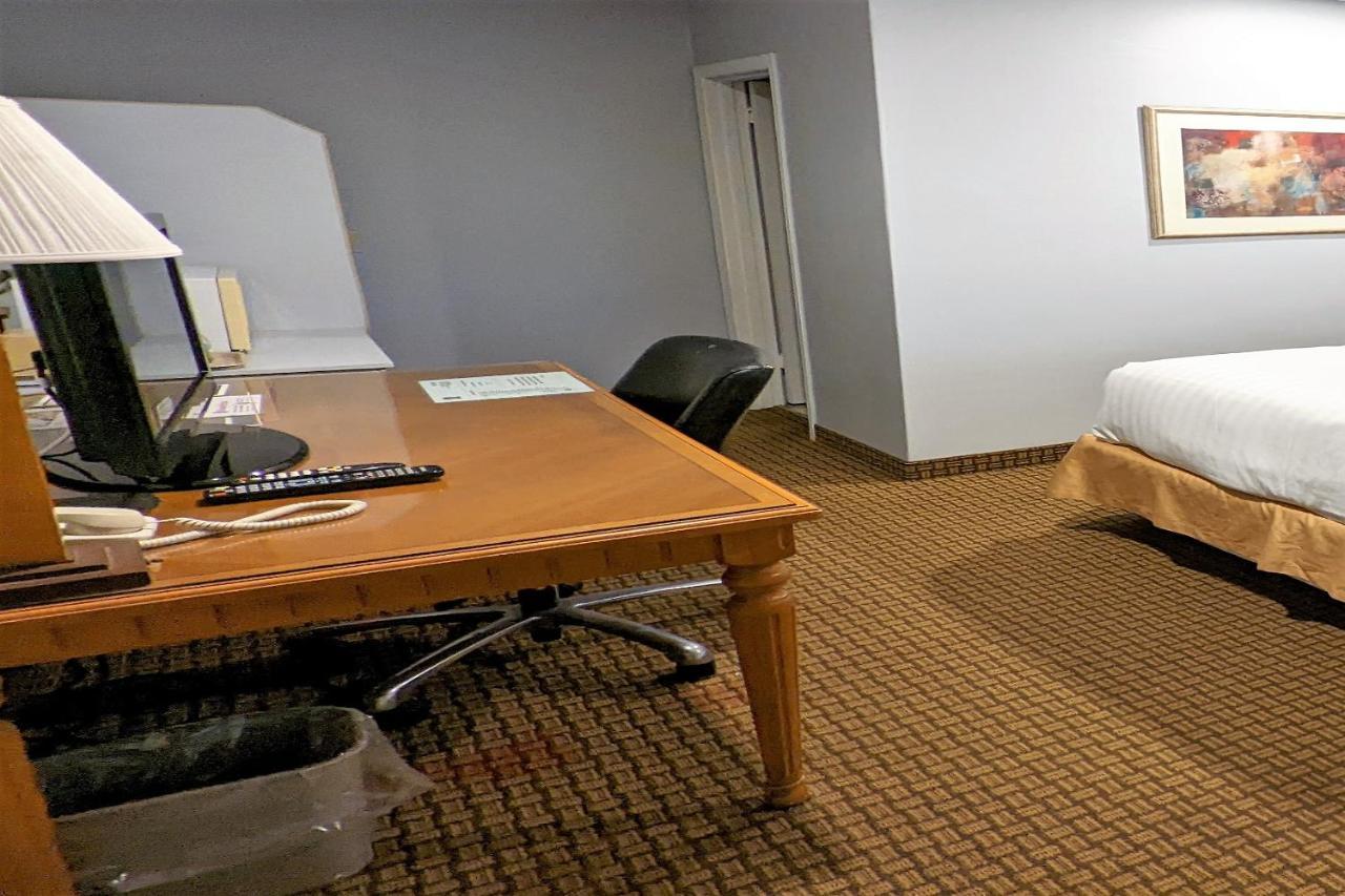 First Canada Hotel Cornwall Hwy 401 On Екстер'єр фото